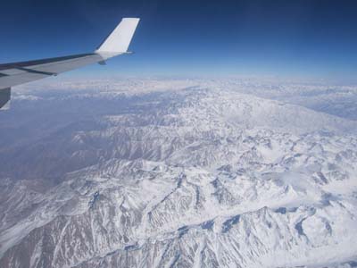 Под крылом - горы Афганистана (фото из иллюминатора самолета)